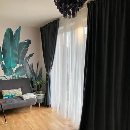 Apartment Uroczy Apartament Z Ogrodkiem *
