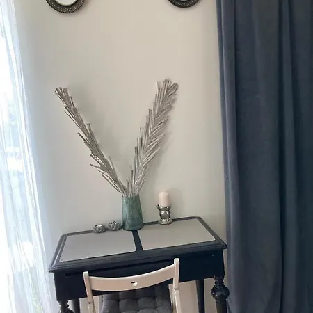 Apartment Uroczy Apartament Z Ogrodkiem